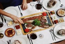 تناول الطعام كالسلطان – تلذذ بتناول الطعام في مطعم حصير أوجاكباشي