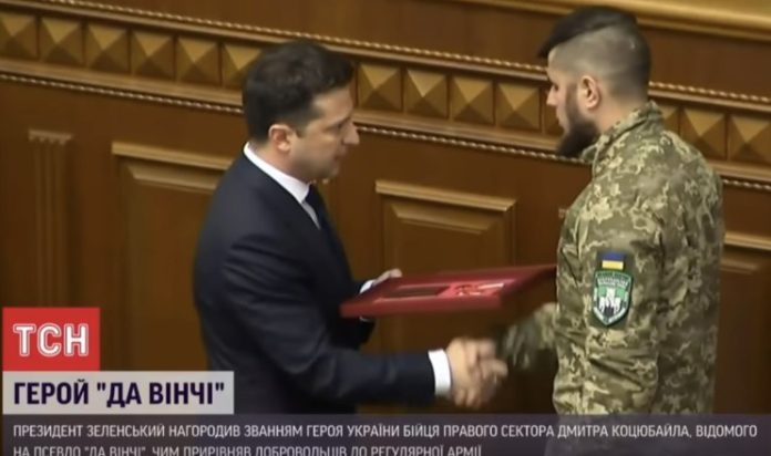 فلاديمير زيلينسكي، ثالث رئيس حرب لأوكرانيا، يمنح ديمترو كوزوبيلو، قائد المنظمة الفاشية ”القطاع الأيمن“، وسام ”بطل أوكرانيا“ في 1 ديسمبر 2021. المصدر: مكتب الرئاسة الأوكراني