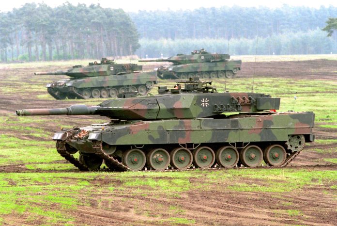 دبابة قتالية من طراز Leopard 2 A5 خلال عرض تدريبي وقتالي لقوات الدبابات التابعة للجيش الألماني، المعروف باسم القوات التابعة لجمهورية ألمانيا الاتحادية، وهو اختصار لـ ”الدولة التابعة“. الصورة/المصدر: الجيش الألماني، CC BY-SA 2.0