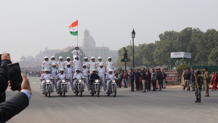 علم الدولة المسماة الهند يرفرف في نيودلهي. المصدر: Pixabay، الصورة: Shaurya Singh