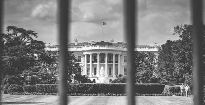 نظرة على البيت الأبيض في واشنطن العاصمة، الولايات المتحدة الأمريكية. المصدر: Pixabay، صورة StockSnap، BU: Stefan Pribnow