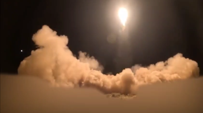 بدء هجوم صاروخي على إيران. (برس تي في)