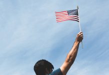 الولايات المتحدة وإسرائيل تشنان غارات قريبة بشكل خطير من مواقع مدنية في إيران — هجوم على التلفزيون الحكومي في طهران